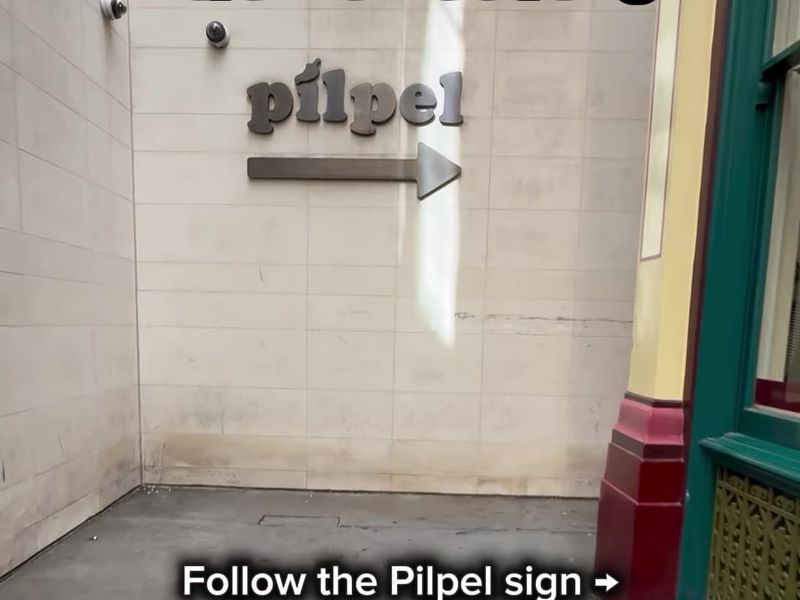 Pilpel sign with arrow on a wall in Lime Street Passage